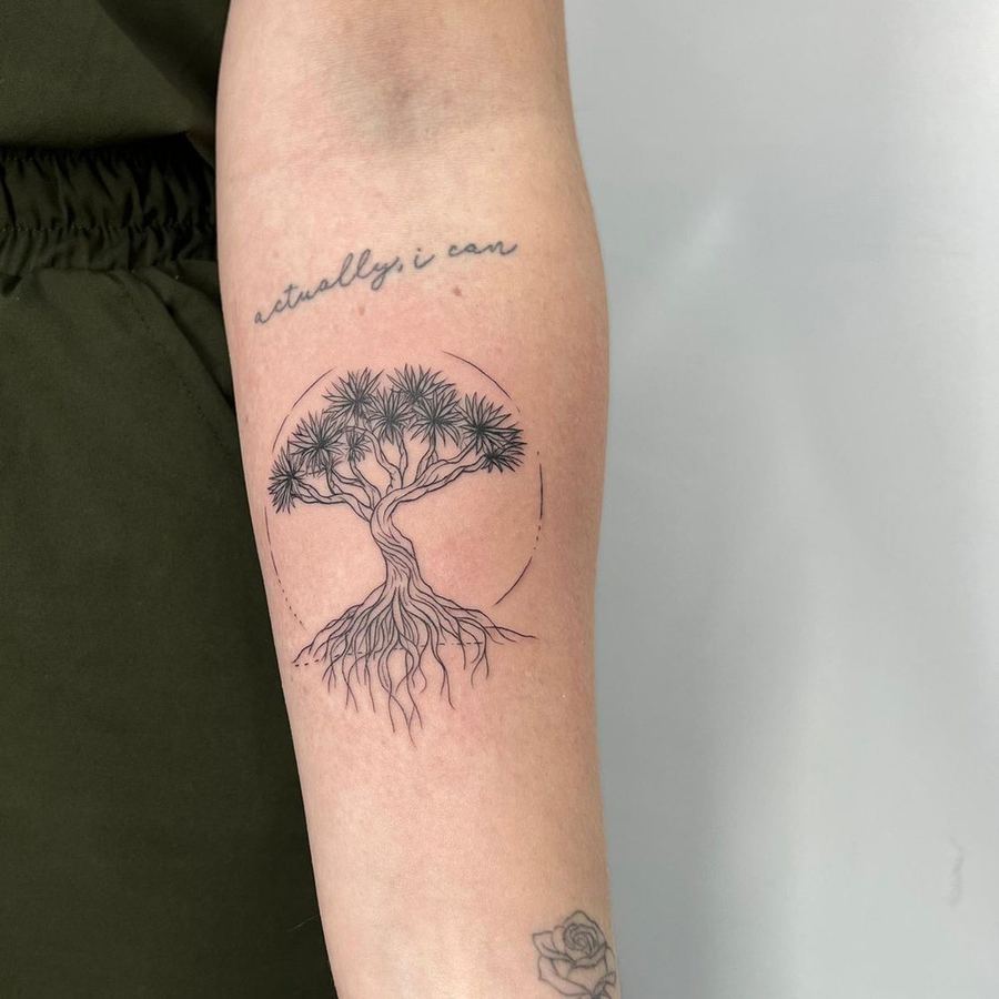 Árbol tatuado en línea fina