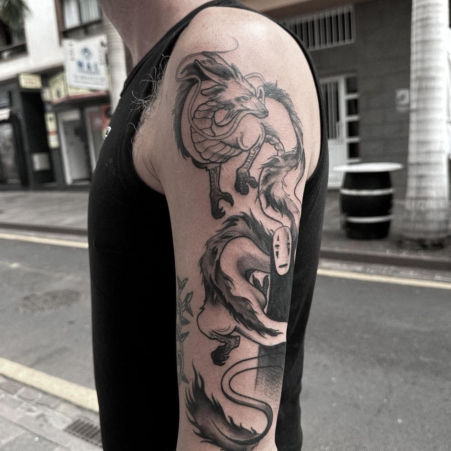 Dragón tatuado en el brazo