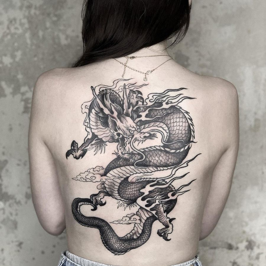 Dragón tatuado en la espalda
