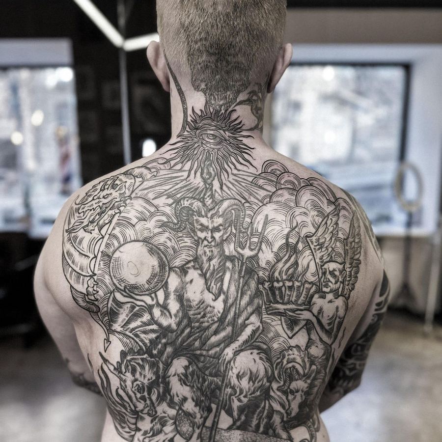 Espalda tatuada en black and grey
