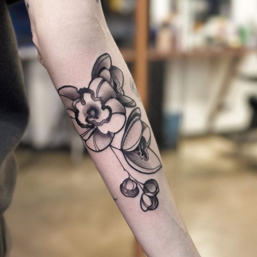 Tatuaje de línea fina en el antebrazo