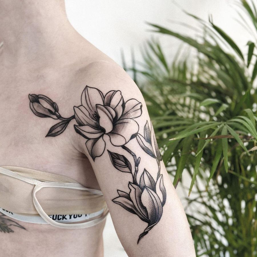 Flores tatuadas en línea fina