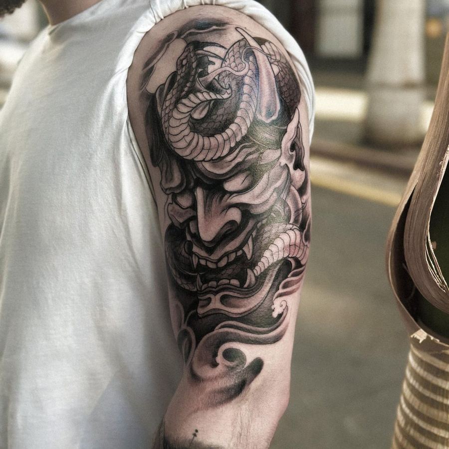Brazo completo tatuado en black and grey