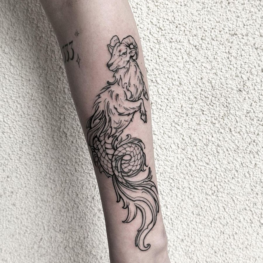 Tatuaje ornamental en el brazo