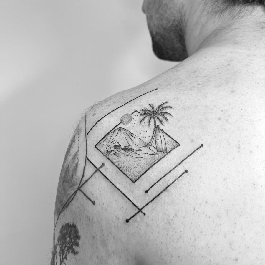 Paisaje tatuado en el pecho