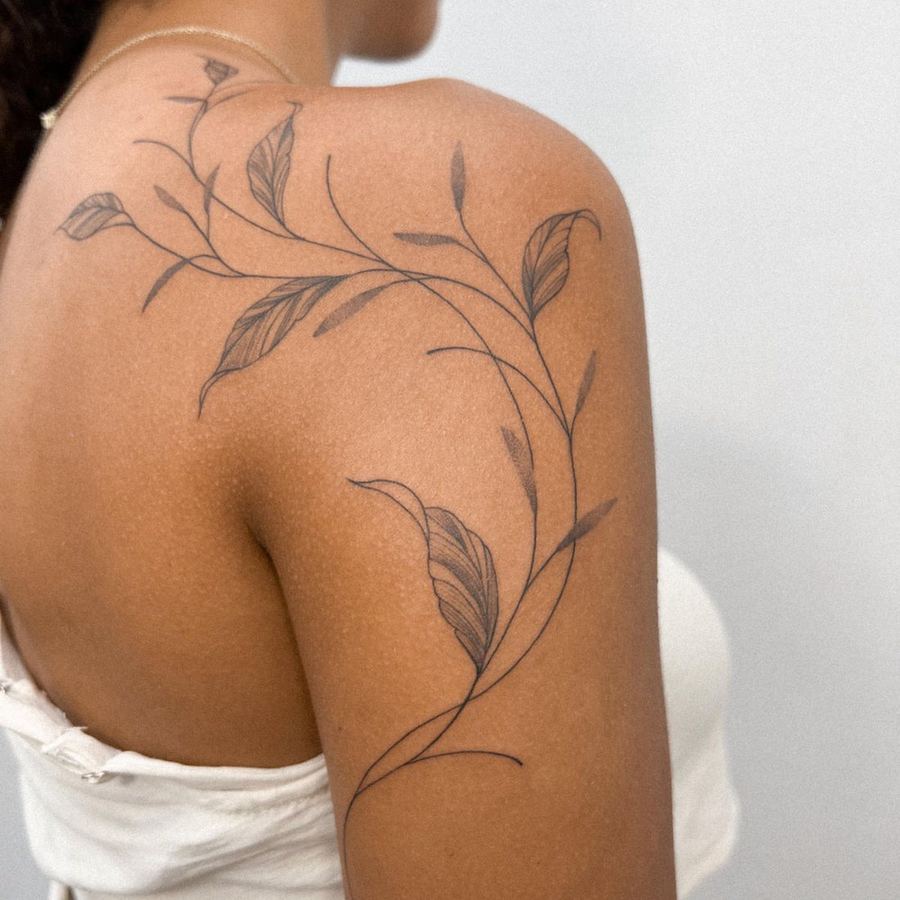 Tatuaje de rama en línea fina