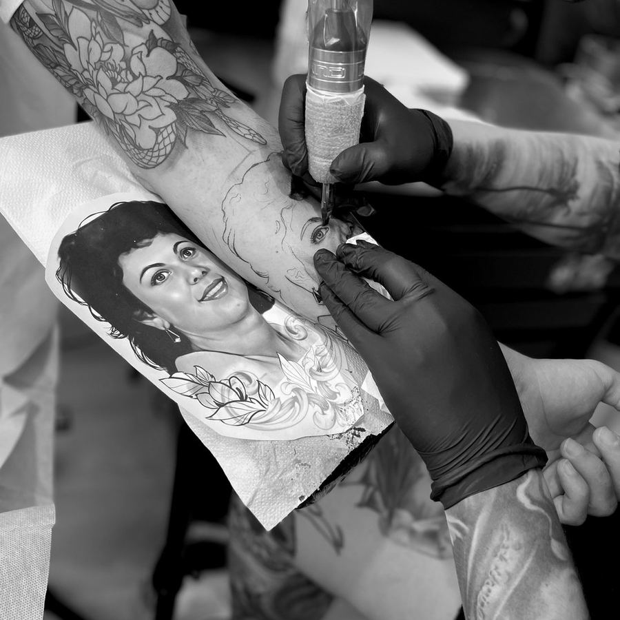 Tatuadora trabajando en el estudio